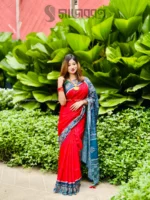 প্রিন্টেড কটন সিল্ক শাড়ির পূর্ণাঙ্গ ছবি, ১২ হাত। কটন সিল্ক শাড়ির পাড়ের ক্লোজ-আপ ছবি, প্রিন্টেড ডিজাইন। প্রিন্টেড কটন সিল্ক শাড়ি পরিহিত মডেল।